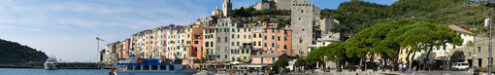 Porto di Portovenere con barche e case liguri. Case colorate tipiche, il porto con le barche e la chiesa. - MyVideoimage.com | Foto stock & Video footage