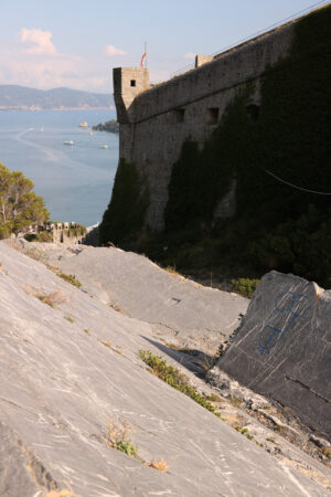 Portovenere castle. Walls of the castle with turret and the background of the sea. - MyVideoimage.com | Foto stock & Video footage