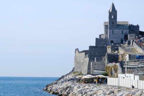 Portovenere chiesa di San Pietro. L’antica chiesa costruita in pietra bianca e grigia è famosa nel mondo. - MyVideoimage.com | Foto stock & Video footage