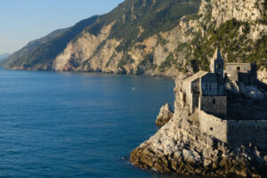 Portovenere chiesa di San Pietro. Vicino alle Cinque Terre, mare e rocce a strapiombo. - MyVideoimage.com | Foto stock & Video footage