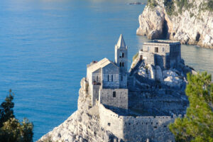 Portovenere chiesa sulla scogliera. Antico edificio medievale, sulle rocce a picco sul mare. - MyVideoimage.com | Foto stock & Video footage