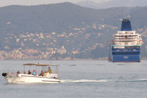 Portovenere cruise ship anchored in the Gulf of La Spezia opposite Portovenere. In the background the Apuan Alps. - MyVideoimage.com | Foto stock & Video footage