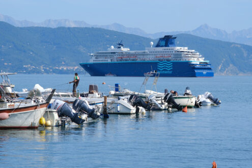 Portovenere cruise. Cruise ship in the Gulf of La Spezia. Boats moored at the port, near the Cinque Terre. - MyVideoimage.com | Foto stock & Video footage