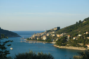 Portovenere panorama all’alba. La baia con il porto turistico, il forte, la chiesa di San Pietro. La Spezia. - MyVideoimage.com | Foto stock & Video footage