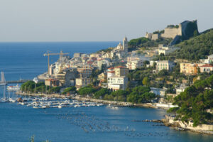 Portovenere panorama near the Cinque Terre, at sunrise light. The bay with the marina, the fort, the church of San Pietro. - MyVideoimage.com | Foto stock & Video footage