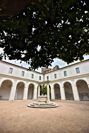 Pozzo nel centro di piccolo chiostro. - MyVideoimage.com | Foto stock & Video footage