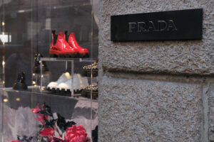 Prada boutique, Via Montenapoleone, Milano. Prada boutique with shop windows on Via Montenapoleone in Milan. - MyVideoimage.com | Foto stock & Video footage