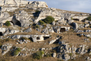 Prehistoric houses. Mountain in front of the city of Matera in Italy. Caves used as dwellings in prehistoric times - MyVideoimage.com | Foto stock & Video footage