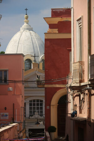 Procida road. Road on the Island of Procida. In the background the dome of the - MyVideoimage.com | Foto stock & Video footage