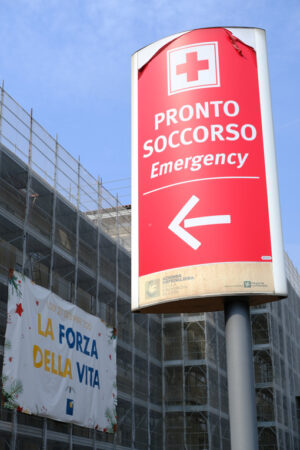 Pronto soccorso ospedale di Lodi. Sign of the Lodi hospital emergency room. Foto stock royalty free. - MyVideoimage.com | Foto stock & Video footage