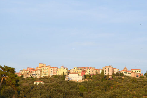 Pugliola Lerici. Situata sulla collina in Liguria con le tipiche case. - MyVideoimage.com | Foto stock & Video footage