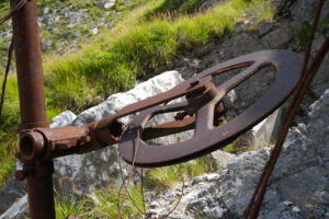 Puleggia in ferro. Old iron pulley used in marble quarries to cut stone. Foto stock royalty free. - MyVideoimage.com | Foto stock & Video footage