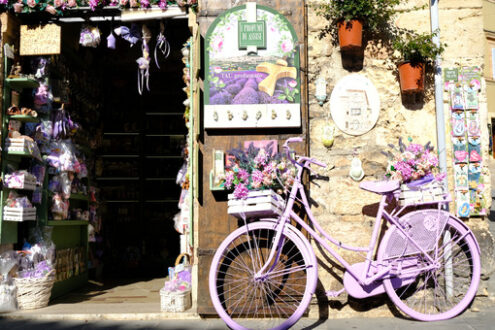 Purple bicycle with flowers. Bicycle painted purple with flowers in a souvenir shop in Assisi. - MyVideoimage.com | Foto stock & Video footage