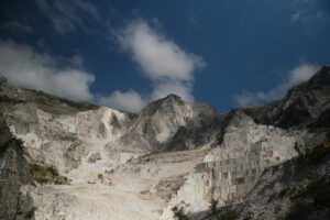 Quarry panorama. Panorama of a white Carrara marble quarry in Tuscany. Mountains of the Apuan Alps, blue sky and cloud. - MyVideoimage.com | Foto stock & Video footage