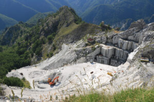 Quarry. Quarry of white marble. The precious white marble. Cave marmo - MyVideoimage.com | Foto stock & Video footage