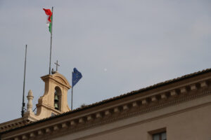 Quirinale flags, Rome. Turret with flags at the Quirinale palace, residence of the President of the Italian Republic. - MyVideoimage.com | Foto stock & Video footage