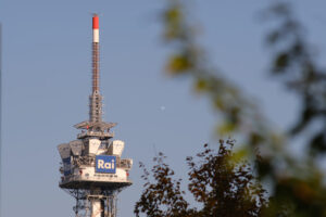 Radio repeters. Tower with antennas and TV radio repeaters of the RAI of Milan. - MyVideoimage.com | Foto stock & Video footage