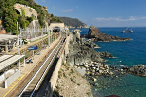 Railway in Liguria. Railway station in Framura, near the Cinque Terre. The station i - MyVideoimage.com | Foto stock & Video footage