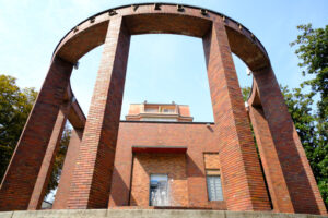 Rationalist pavilion with brick colonnade. - MyVideoimage.com | Foto stock & Video footage