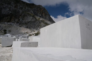 Raw marble blocks. Blocks of white Carrara marble deposited in a square near the quarries. Stock photos. - MyVideoimage.com | Foto stock & Video footage