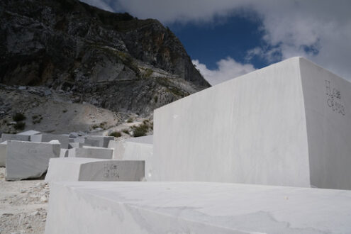 Raw marble blocks. Blocks of white Carrara marble deposited in a square near the quarries. Stock photos. - MyVideoimage.com | Foto stock & Video footage