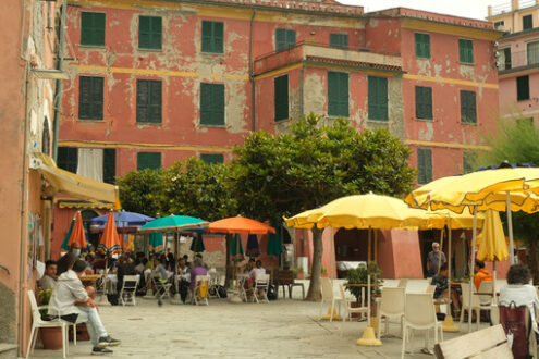 Restaurant tables. Tourists sitting at restaurant tables in the town square. Coronavirus Covid-19 pandemic period. - MyVideoimage.com | Foto stock & Video footage