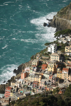 Riomaggiore. Mare in tempesta e case. Le case colorate del borgo ligure a picco sul mare. - MyVideoimage.com | Foto stock & Video footage