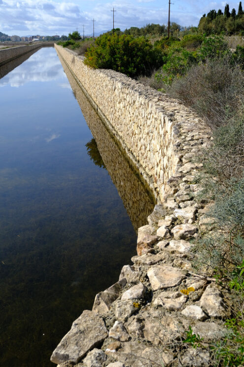 River bank. Channel of the Cagliari lagoon. Stock photos. - MyVideoimage.com | Foto stock & Video footage