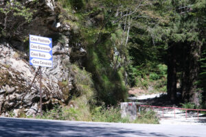 Road signs. Road to the marble quarries of the Apuan Alps. - MyVideoimage.com | Foto stock & Video footage