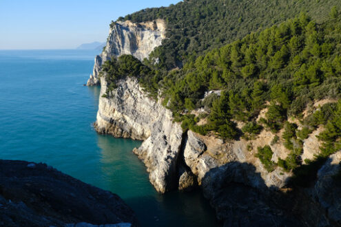 Rocce a picco sul mare nell’Isola Palmaria a Portovenere. Panorama marino nei pressi delle Cinque Terre. - MyVideoimage.com | Foto stock & Video footage