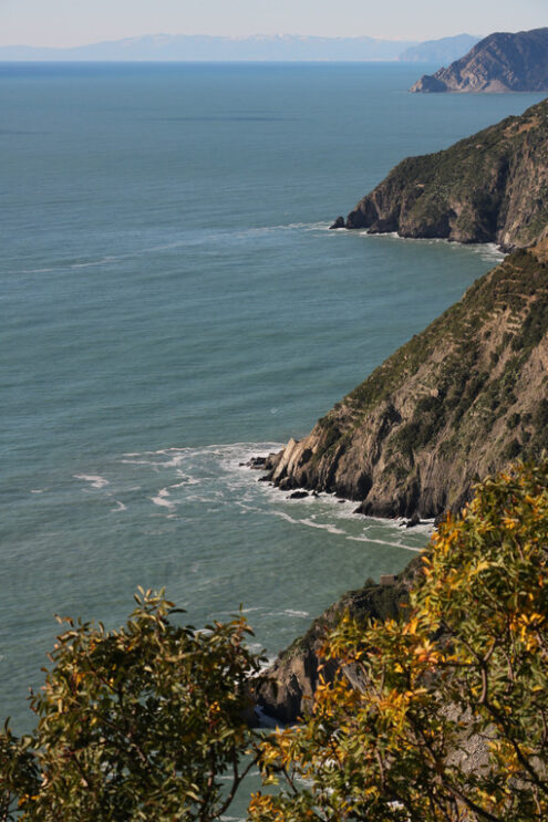 Rocce sul mare. Mountains and rocks overlooking the Cinque Terre sea. Coastline with Mediterranean vegetation. - MyVideoimage.com | Foto stock & Video footage