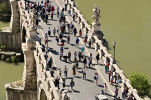 Roman bridge. Ponte Sant’Angelo crosses the Tiber river in Rome. Roma foto. - MyVideoimage.com | Foto stock & Video footage