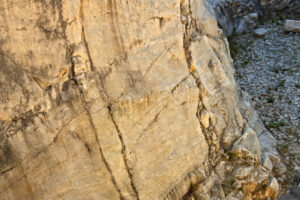 Roman quarry in Carrara. Apuan Alps, Carrara, Tuscany, Italy. March 28, 2019. Ancient quarry of white marble from the Roman period - MyVideoimage.com | Foto stock & Video footage