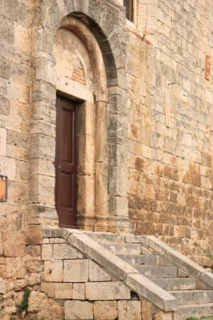 Romanesque church. Door of the church of Magliano in Toscana. - MyVideoimage.com | Foto stock & Video footage