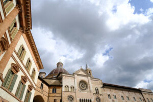 Romanesque church. Foligno. Italy. Cathedral of San Feliciano in Foligno with historic buildings. The Romanesque church with stone facades in Piazza della Repubblica. - MyVideoimage.com | Foto stock & Video footage