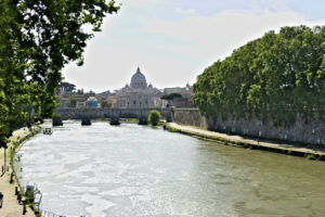 Rome river.  Tiber river with the Vatican and St. Peter’s. - MyVideoimage.com | Foto stock & Video footage