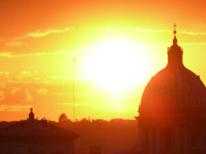 Rome skyline with church domes. Skyline with the setting sun over Rome’s rooftops seen from the Caffarelli terrace. Church domes and city profile. - MyVideoimage.com | Foto stock & Video footage