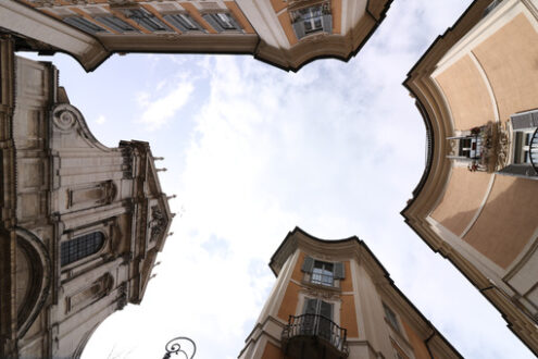 Rome square with church. Square with church and buildings in the city of Rome. Perspective with a view from below. - MyVideoimage.com | Foto stock & Video footage