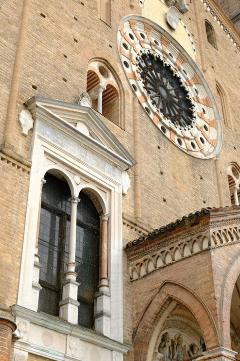 Rose window and windows of the cathedral of lodi. - MyVideoimage.com | Foto stock & Video footage