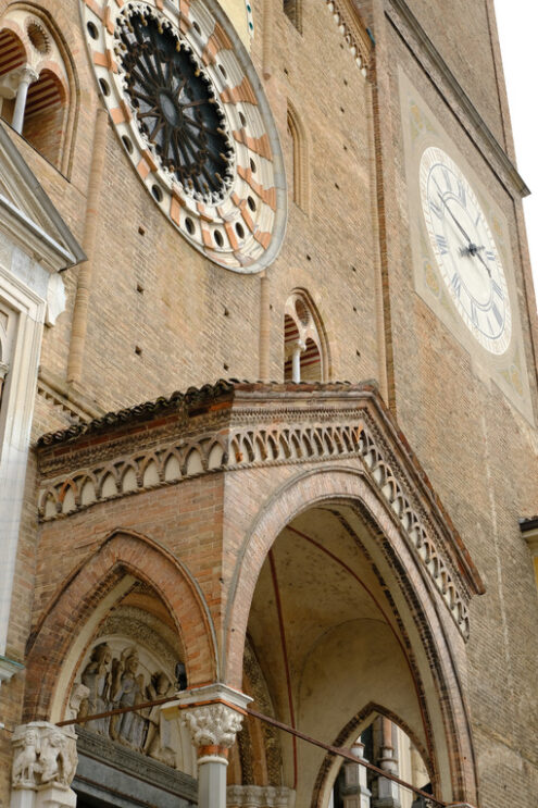 Rosone del duomo di Lodi. Rose window and windows of the cathedral of lodi. Foto stock royalty free. - MyVideoimage.com | Foto stock & Video footage