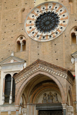 Rosone del duomo. Rose window and windows of the cathedral of lodi. Foto stock royalty free. - MyVideoimage.com | Foto stock & Video footage