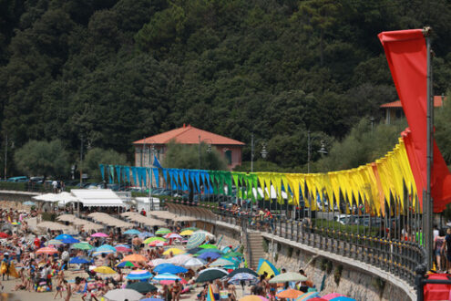 Row of flags in Lerici. Beach with row of colorful flags and umbrellas. - MyVideoimage.com | Foto stock & Video footage