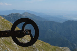 Ruota in ferro sulla montagna. Alpine panorama on the Apuan Alps in Alta Versilia. Monte Corchia. Foto stock royalty free. - MyVideoimage.com | Foto stock & Video footage