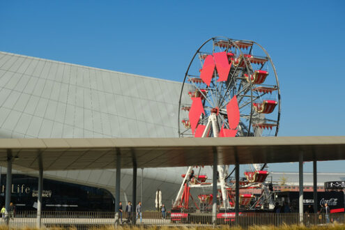 Ruota panoramica Milano con frecce al complesso tre torri Citylife. Foto stock. - MyVideoimage.com | Foto stock & Video footage