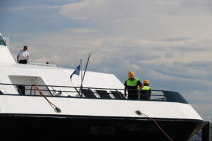 Sailors at work. Sailors at work on a ship in the port of Procida, near Naples. - MyVideoimage.com | Foto stock & Video footage