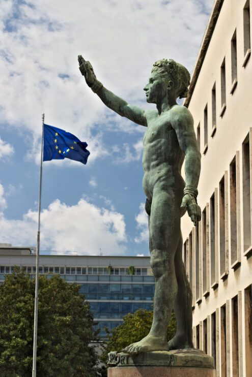 Saluto fascista. Scultura all’EUR. Bronze statue of the Sports Genius in the EUR, Rome and European flag. - MyVideoimage.com | Foto stock & Video footage