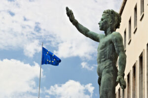 Saluto fascista. Statua in bronzo del Genio dello Sport nel quartiere di Roma EUR. Bandiera europea. - MyVideoimage.com | Foto stock & Video footage