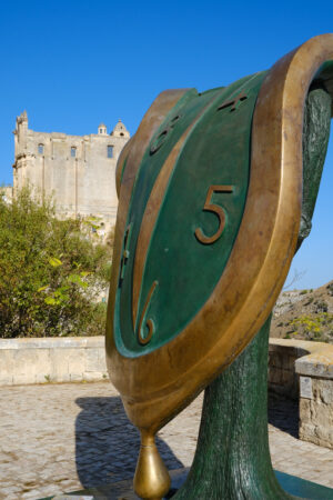 Salvador Dalì. Bronze sculpture of a fluid clock inspired by a painting by Salvador Dalì. - MyVideoimage.com | Foto stock & Video footage