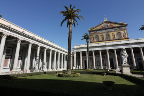 San Paolo, basilica a Roma. Basilica of San Paolo outside the walls in Rome. Colonnade and facade. Roma foto. - MyVideoimage.com | Foto stock & Video footage