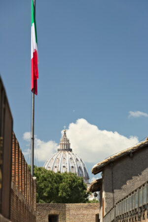 San Pietro Roma. Basilica di San Pietro e in primo piano Castel Sant’Angelo. - MyVideoimage.com | Foto stock & Video footage